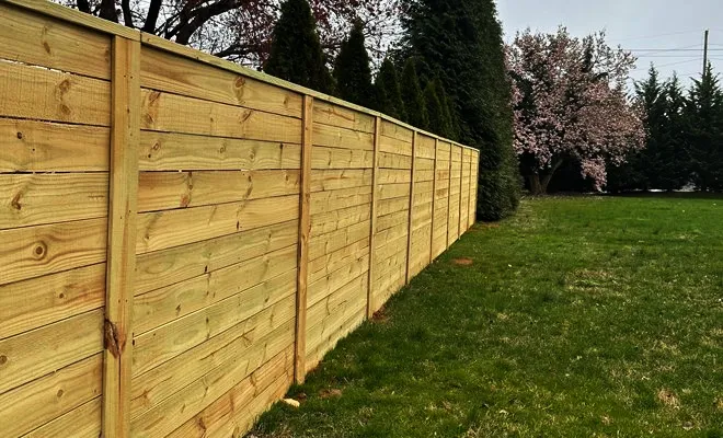 Are Horizontal Slat Fences Trending 2025